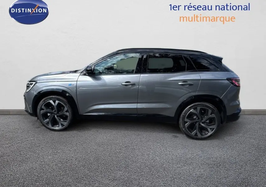 Profil droit d’un Renault Austral 2024 gris schiste métal avec toit noir, roues alliage et lignes épurées.