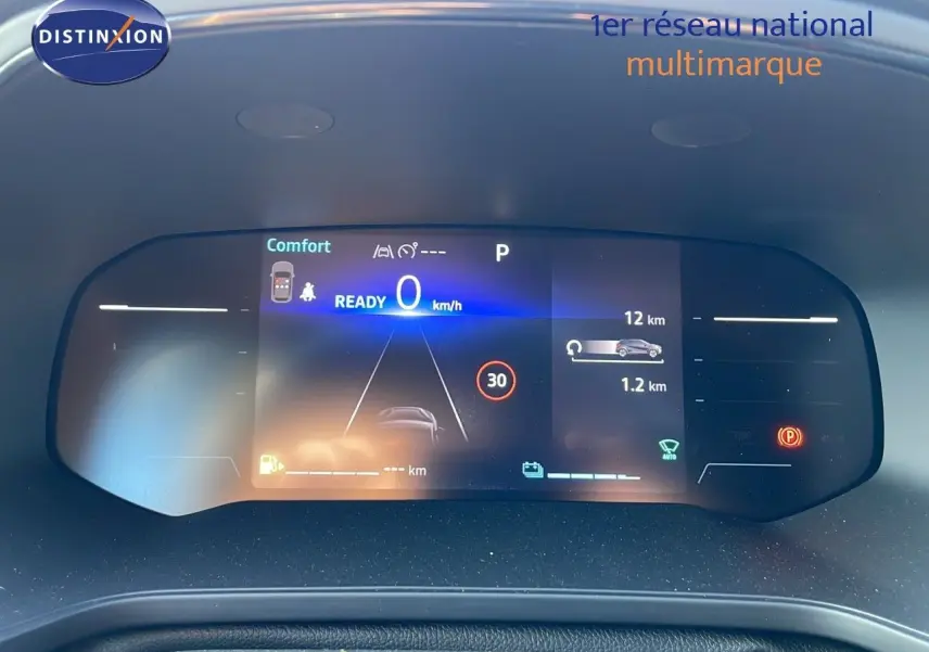 Affichage numérique du tableau de bord du Renault Captur E-Tech hybride, indiquant 0 km/h en mode confort.