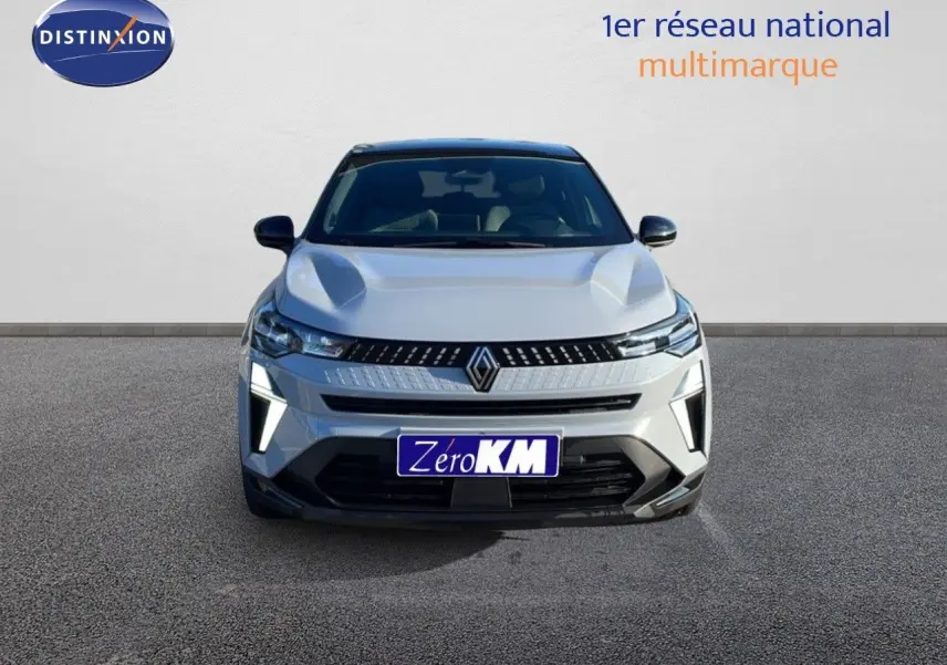 Vue frontale du Renault Captur E-Tech hybride 2025 gris Rafale avec toit noir, feux LED et calandre moderne.