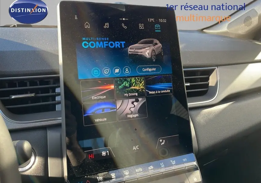 Écran tactile central du Renault Captur E-Tech gris rafale, affichant le mode de conduite Comfort en intérieur lumineux.
