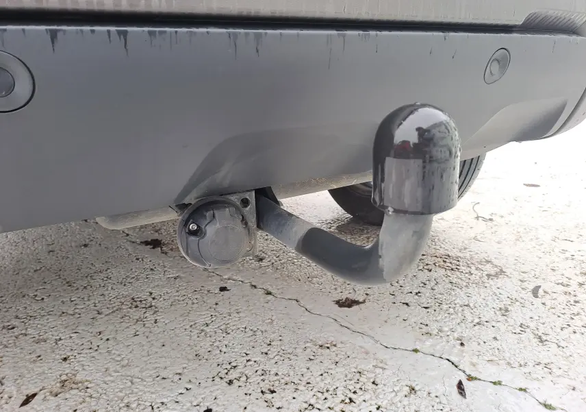 Gros plan sur l'attelage noir fixé à l'arrière du Dacia Duster 2023 couleur kaki Liken.