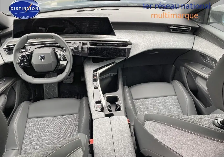 Vue intérieure avant du Peugeot 3008 2025, tableau de bord et sièges en cuir et tissu gris avec volant multifonction.