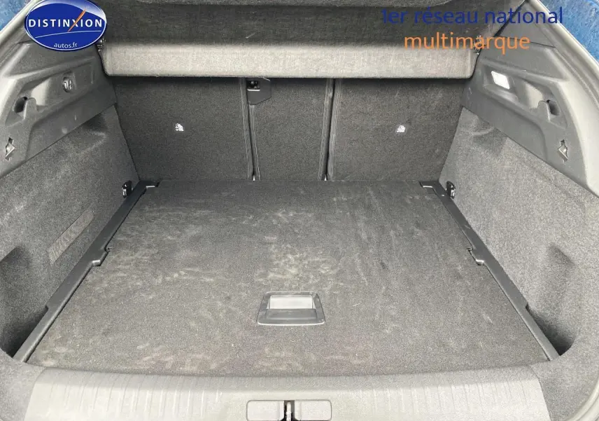 Coffre spacieux vu de l'arrière d'un Peugeot 3008 bleu 2025, avec plancher de coffre plat et habillage gris.