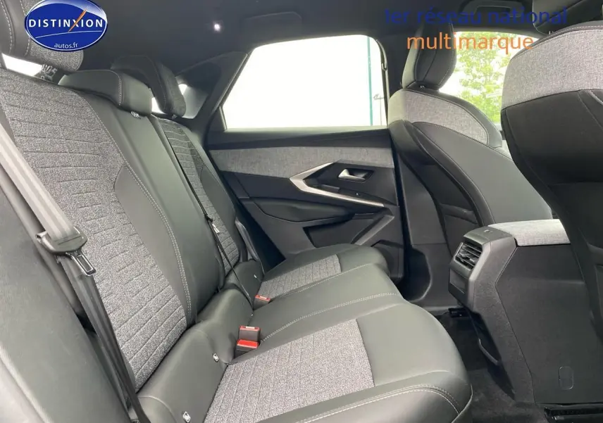 Vue latérale droite de l'intérieur arrière du Peugeot 3008 2025 avec sièges bi-matière gris et noir.