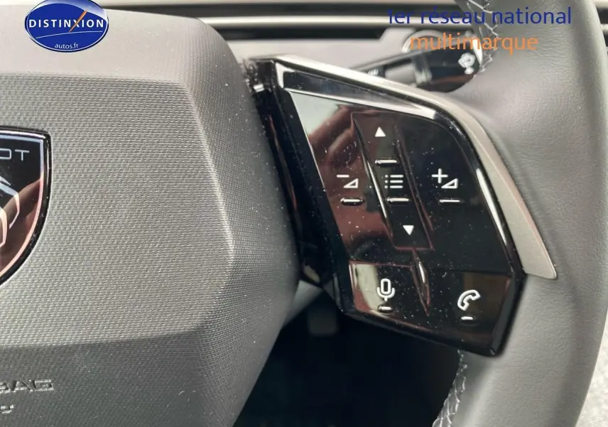 Gros plan sur le volant cuir multifonction côté droit du Peugeot 3008 bleu 2025 avec commandes audio et téléphone.