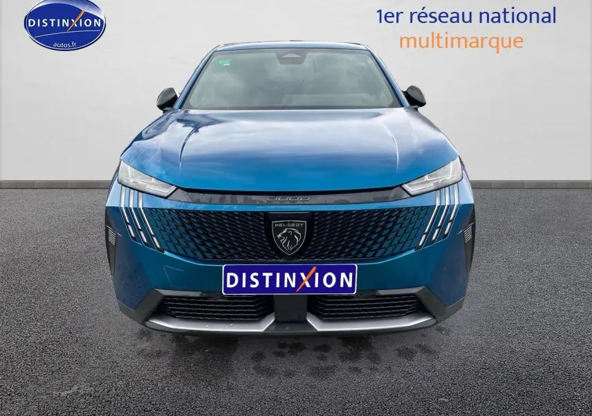 Vue frontale d'un Peugeot 3008 bleu 2025 avec calandre noire et phares LED distinctifs en forme de griffes.