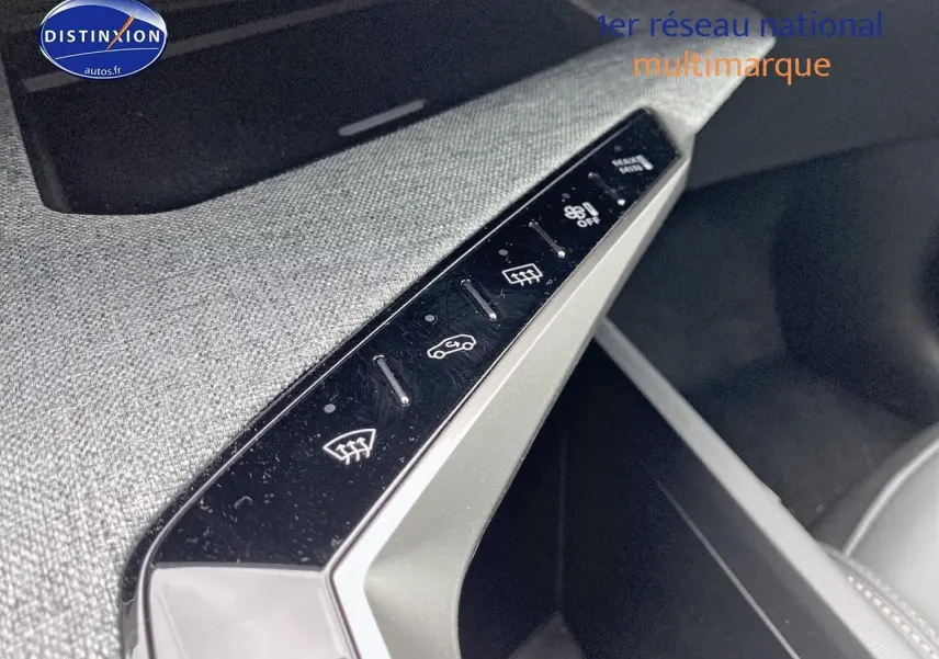 Détail des commandes de désembuage et ventilation sur la planche de bord tissu gris du Peugeot 3008 bleu 2025.