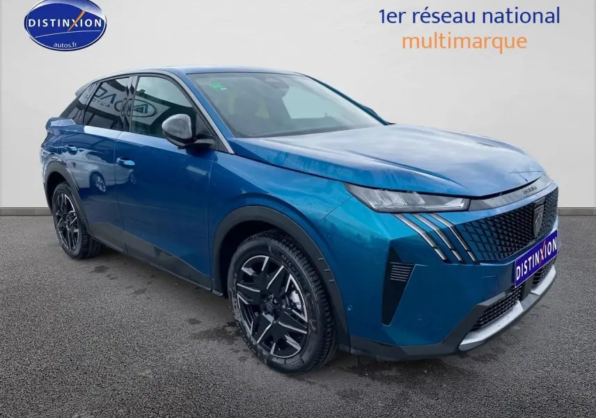 Peugeot 3008 bleu 3/4 avant droit, avec calandre distinctive et jantes alliage noires.