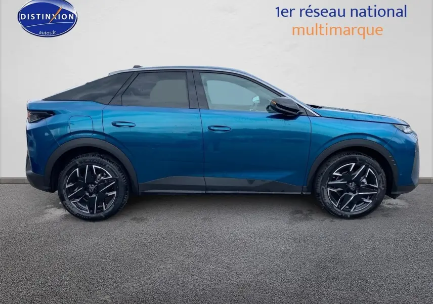 Profil côté gauche d'un Peugeot 3008 bleu 2025 avec jantes alliage noires et toit noir contrasté.