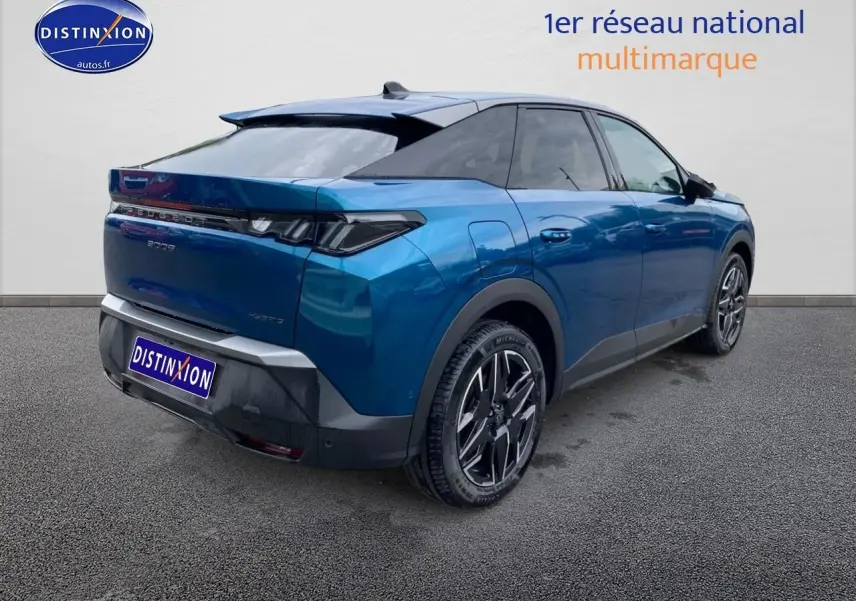 Vue 3/4 arrière droite d’un Peugeot 3008 hybride bleu 2025 avec jantes alu et becquet arrière.