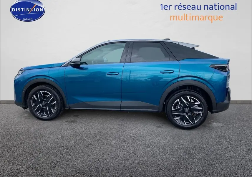 Profil côté gauche du Peugeot 3008 bleu 2025 avec jantes alu noires et toit noir contrasté.