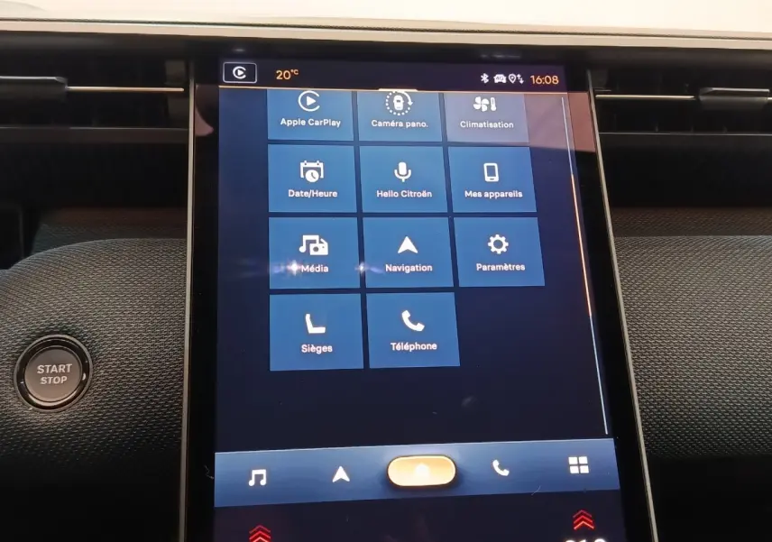 Écran tactile central de la Citroën C5 Hybride 2026 affichant les options connectées et climatisation, vue intérieure.