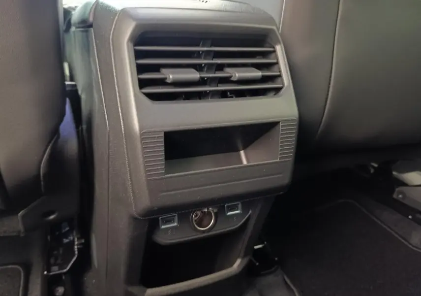 Détail de la console arrière noire avec bouches d’aération et prises USB dans une Citroën C5 Hybride 2026.