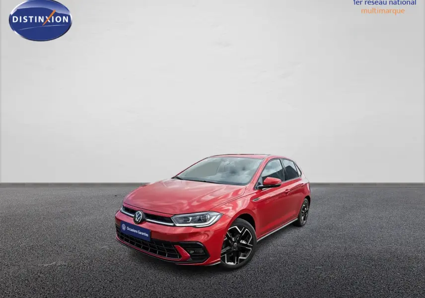 Volkswagen Polo rouge métallisé vue 3/4 avant droit avec jantes alliage 17 pouces sur fond neutre.