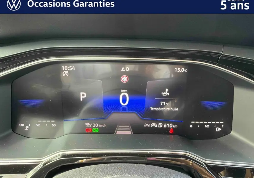 Vue rapprochée du combiné d'instruments digital de la Volkswagen Polo 2025 affichant vitesse, température et autonomie.