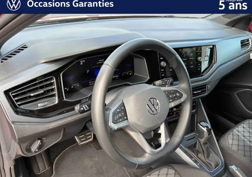 Vue intérieure avant de la Volkswagen Polo 2025, volant cuir multifonctions et tableau de bord digital moderne.