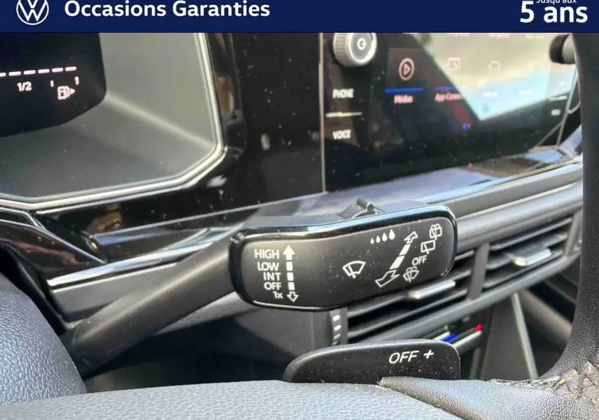 Gros plan sur la commande d'essuie-glace côté droit du tableau de bord d'une Volkswagen Polo rouge 2025.