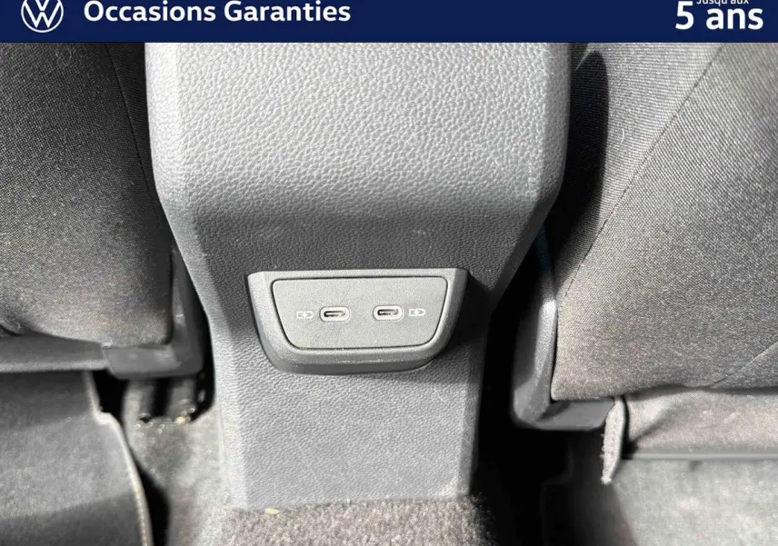 Prise USB-C double en bas de la console centrale entre les sièges arrière d'une Volkswagen Polo rouge 2025.
