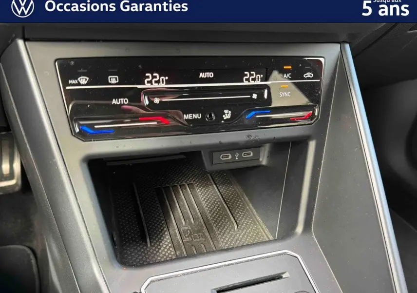 Gros plan sur la console centrale de la Volkswagen Polo 2025, montrant la climatisation automatique tactile et les ports USB.