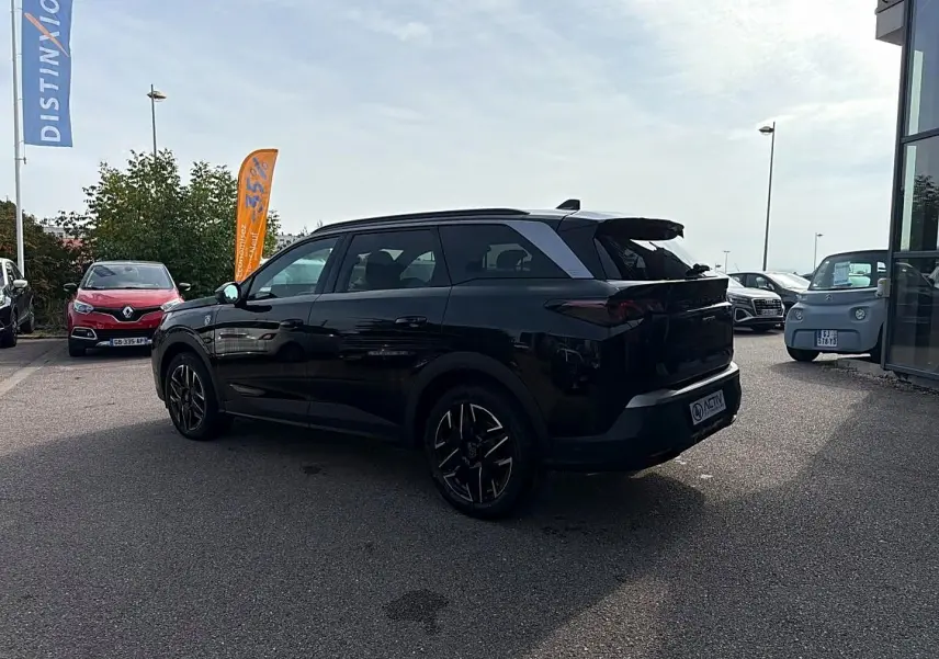 Peugeot 5008 Hybrid noir vue 3/4 arrière droit, jantes alu noires et toit contrasté gris.