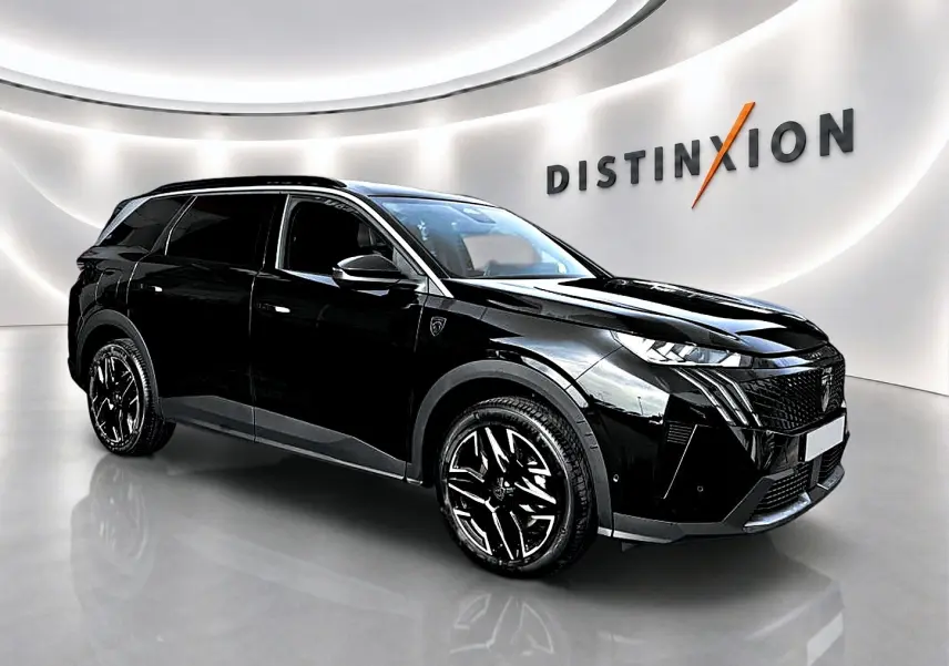 Peugeot 5008 Hybrid 145 GT noir, vue 3/4 avant droite, jantes alu noires et détails modernes distinctifs.