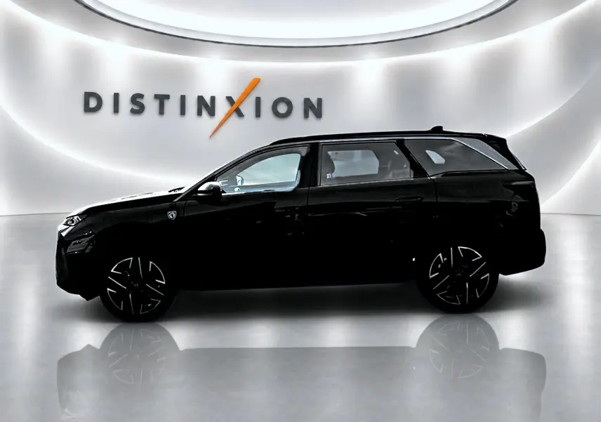 Profil latéral droit d’un Peugeot 5008 Hybrid 145 GT noir, avec jantes alu et toit vitré, sur fond blanc lumineux.
