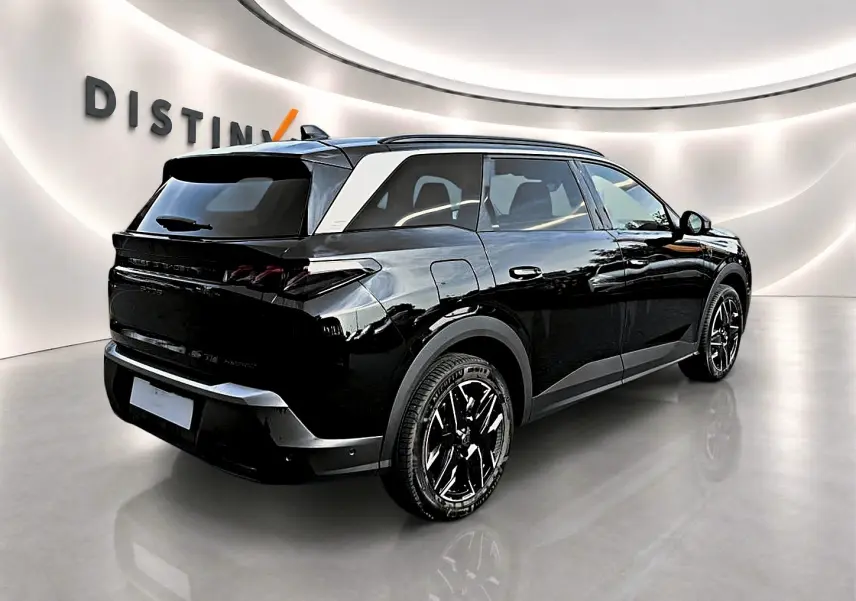 Vue 3/4 arrière droite du Peugeot 5008 Hybrid 145 GT noir avec jantes alliage et vitres arrière surteintées.