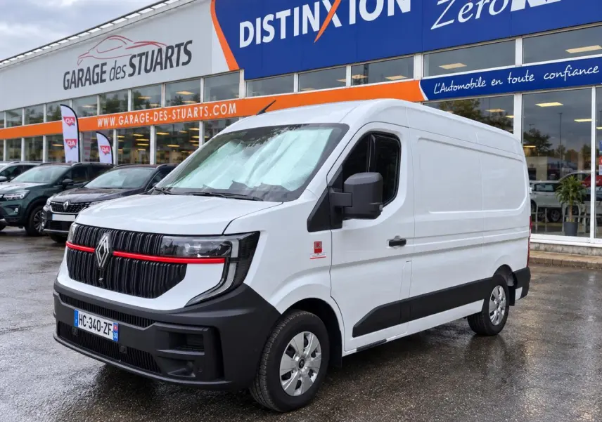 Renault Master blanc en 3/4 avant droit, fourgon L2H2 avec calandre noire et bande rouge distinctive.
