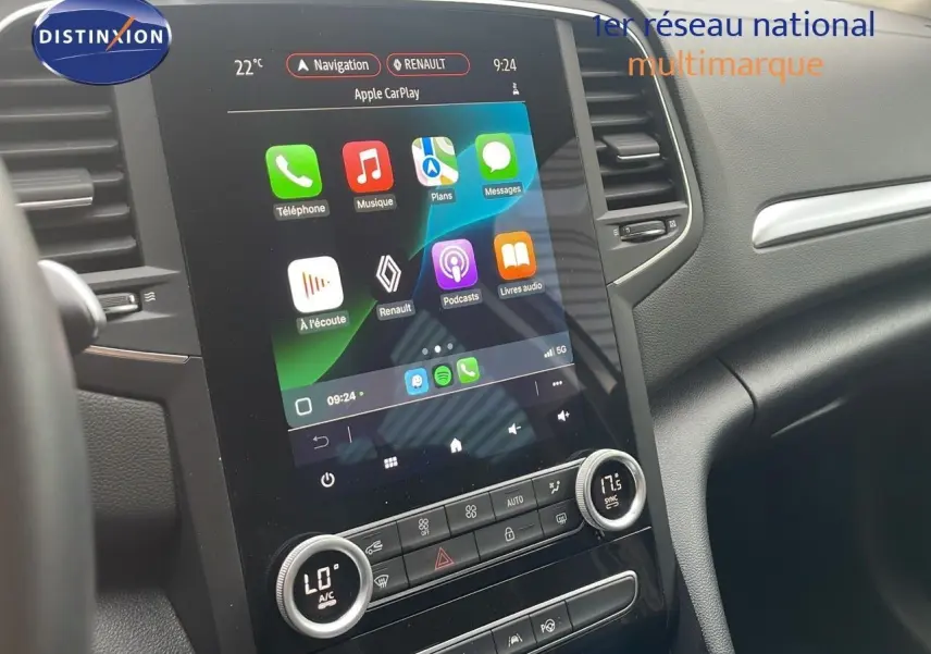Vue rapprochée de la console centrale tactile du Renault Mégane Break gris Highland Metal, affichant Apple CarPlay.