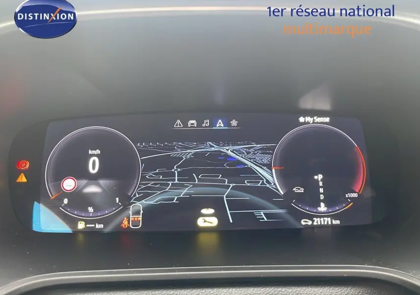 Tableau de bord numérique de Renault Mégane Break 2024 affichant la navigation et compteurs à l'arrêt.