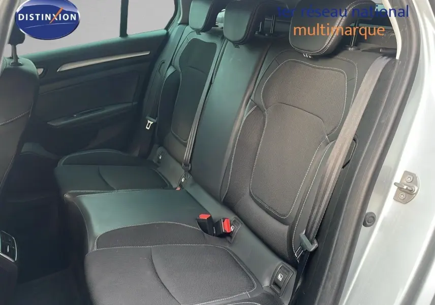 Vue intérieure côté droit sur les sièges arrière noirs d'une Renault Mégane Break gris Highland Metal 2024.