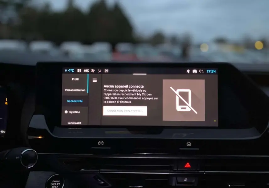 Écran tactile central du tableau de bord du Citroën C5 X 2023 affichant le menu de connectivité sans appareil connecté.