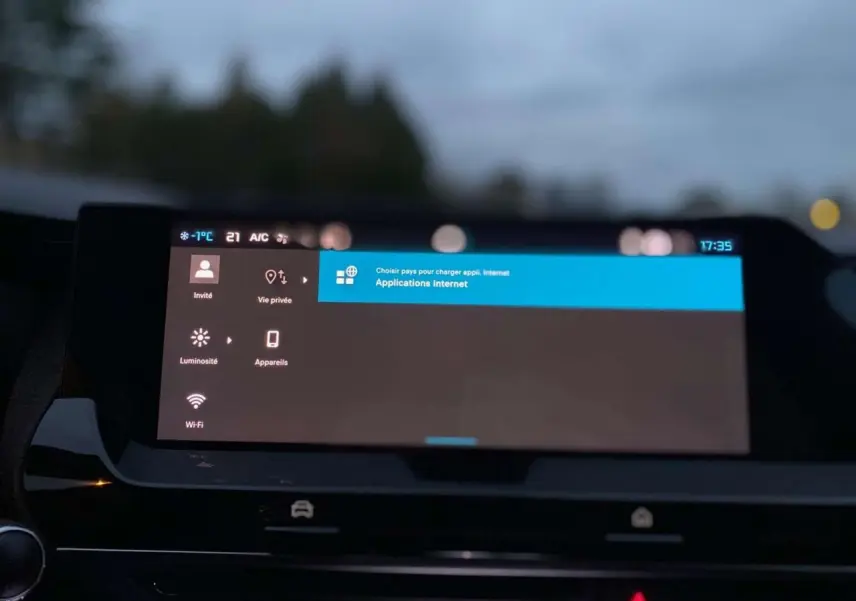 Écran tactile central allumé affichant les applications internet dans l'habitacle du Citroën C5 X 2023.