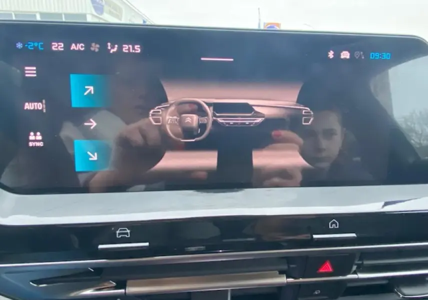 Écran tactile central de la Citroën C5 X 2023 affichant la caméra de recul et les réglages climatiques.