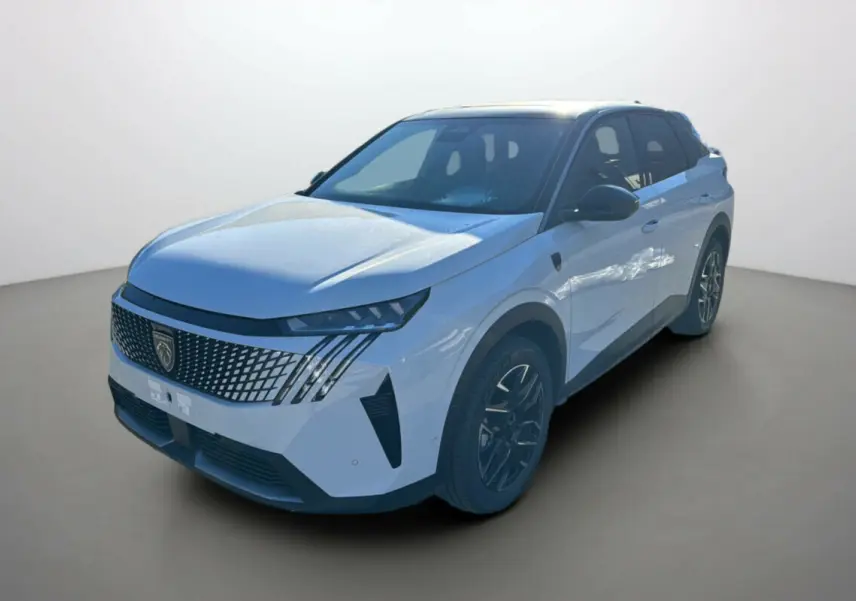 Peugeot 3008 Hybrid 2024 blanc okénite en 3/4 avant droit avec calandre distinctive et jantes noires.