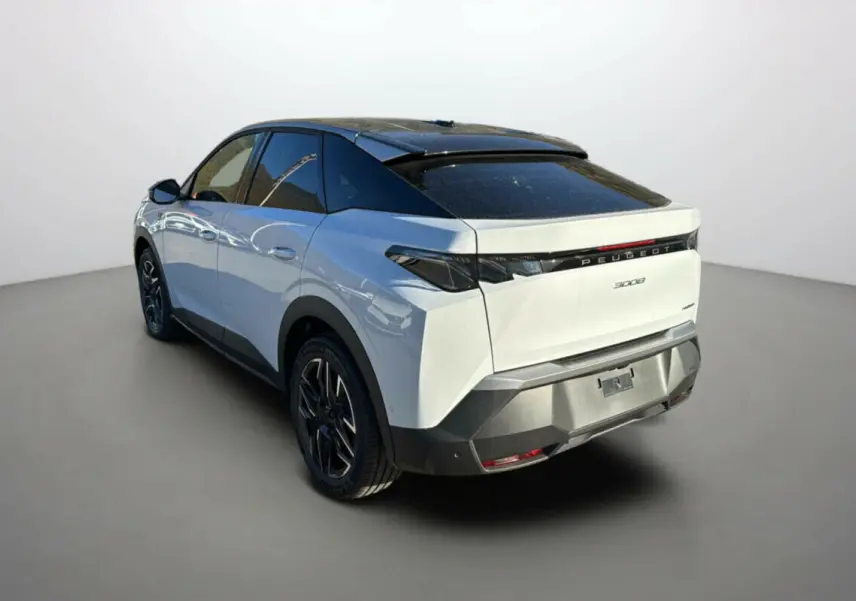Peugeot 3008 Hybrid blanc okénite vu en 3/4 arrière droit, avec toit noir et feux arrière effilés.