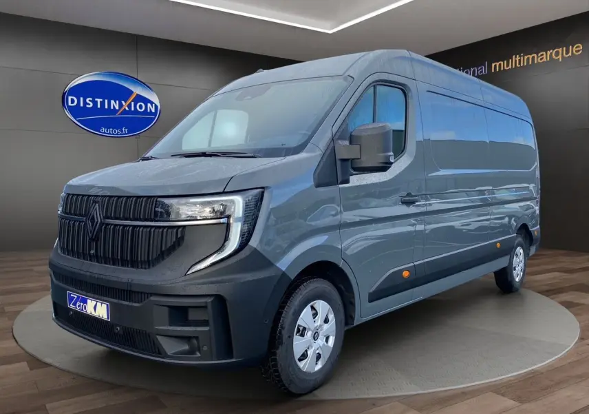 Renault Master gris urbain vu en 3/4 avant droit, fourgon utilitaire avec calandre noire et jantes argentées.