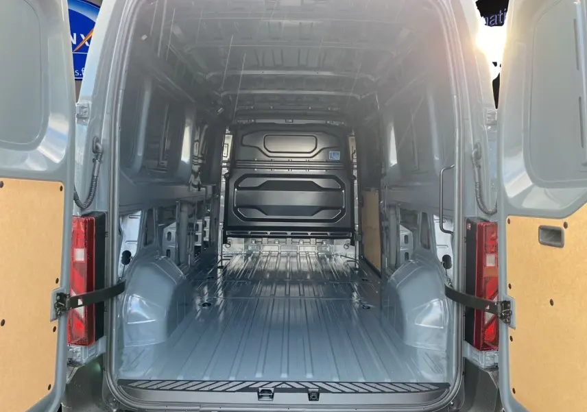 Vue arrière ouverte du Renault Master gris urbain 2025 montrant l'intérieur vide et spacieux du fourgon FG L3H2.