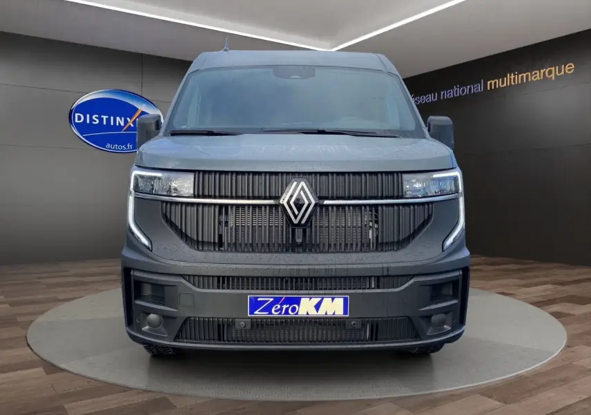 Vue frontale du Renault Master gris urbain 2025 avec calandre noire et plaque d'immatriculation "Zéro KM" visible.