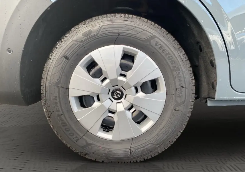 Gros plan sur la roue avant gauche du Renault Master 2025 gris urbain, mettant en valeur la jante et le pneu Goodyear.