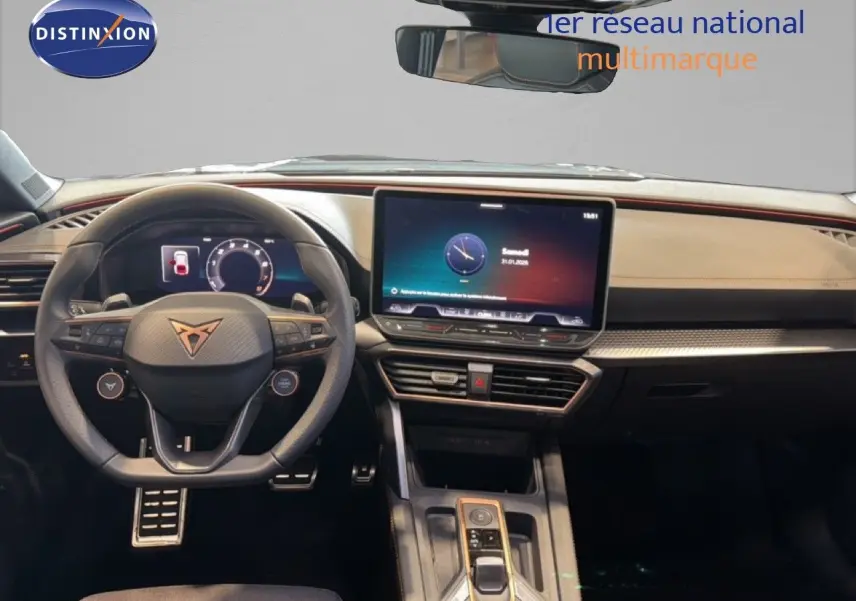 Vue intérieure frontale du tableau de bord et volant noir du CUPRA LEON ST 1.5 eTSI 2025 avec écran tactile central.
