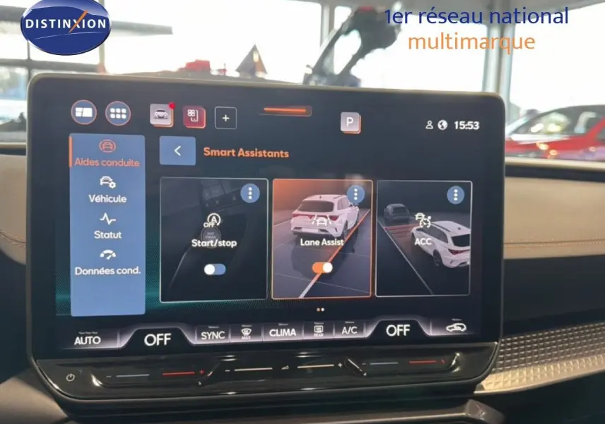 Écran tactile central du tableau de bord de la CUPRA LEON ST 2025 affichant les assistants de conduite.