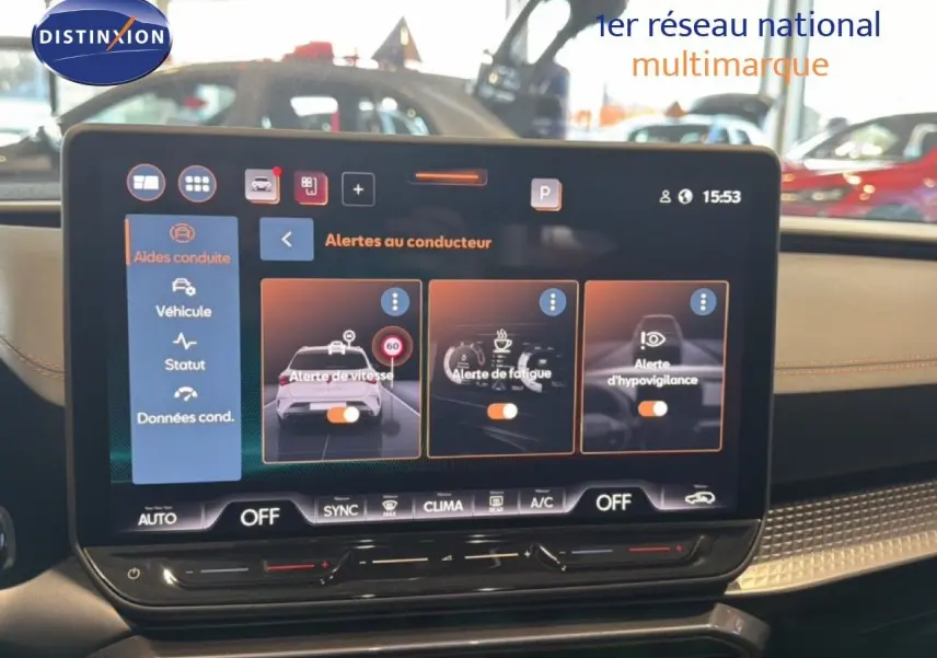 Vue avant intérieure centrée sur l'écran tactile du tableau de bord de la CUPRA LEON ST gris métallique 2025.