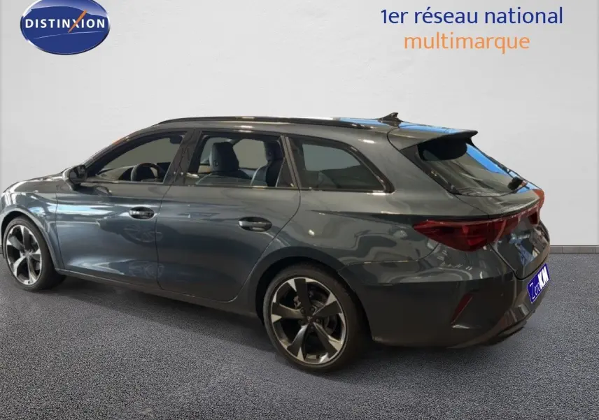 Vue 3/4 arrière côté gauche d'une CUPRA LEON ST 1.5 eTSI 150CH DSG7 gris magnétique métal avec jantes bi-ton.