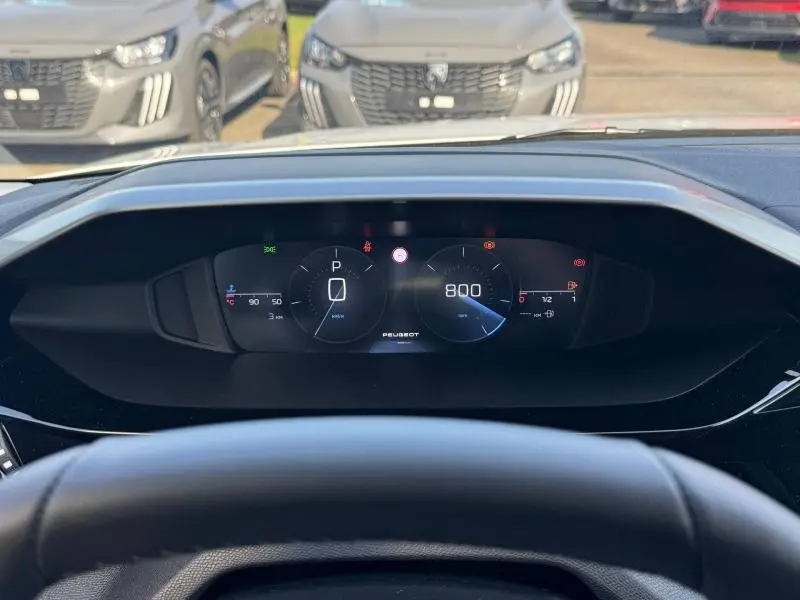 Vue intérieure du tableau de bord numérique de la Peugeot 308 2025, affichage clair avec compte-tours et vitesse digitale.
