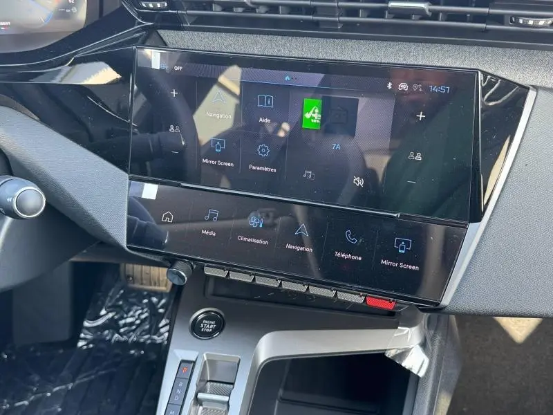 Vue rapprochée de la console centrale de la Peugeot 308 2025 blanche, avec écran tactile multifonction et commandes digitales.