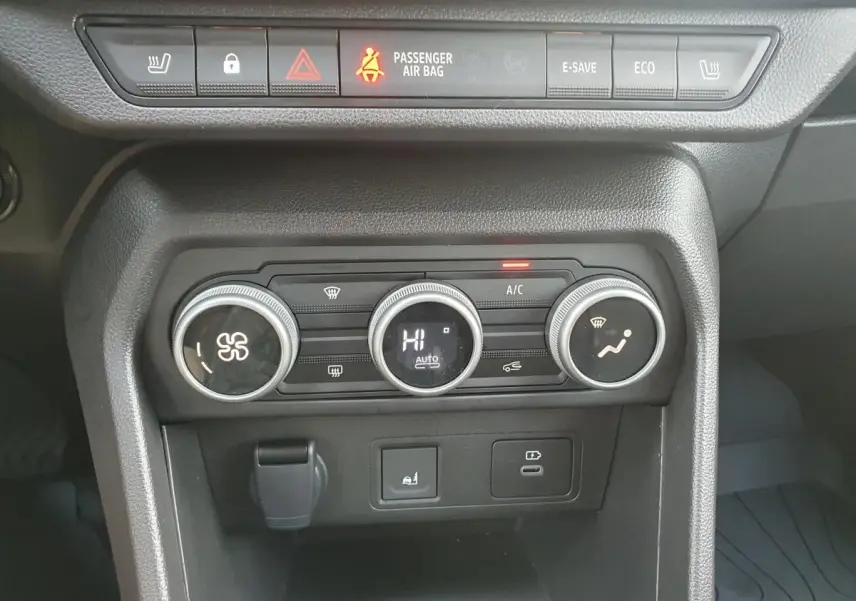 Vue rapprochée de la console centrale noire du Dacia Jogger 2026 avec commandes climatisation et sièges chauffants.