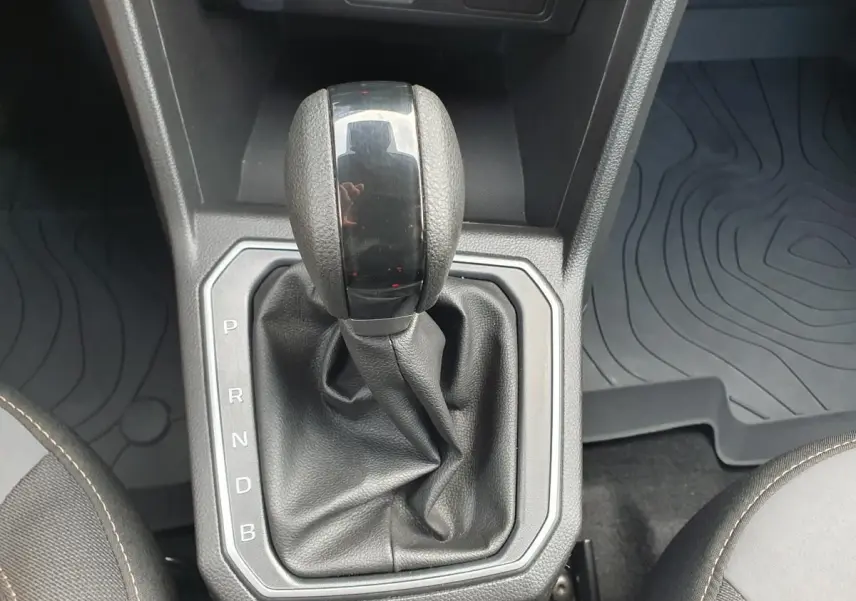 Le levier de vitesses automatique noir de la Dacia Jogger 1.6 Hybrid, vu de dessus dans l'habitacle.