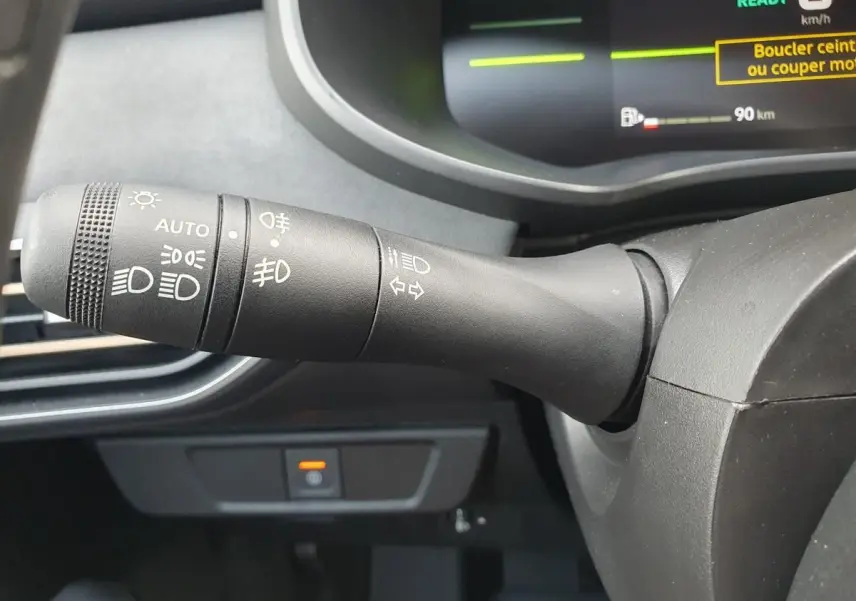Gros plan sur la commande des phares et clignotants du tableau de bord du Dacia Jogger 1.6 Hybrid 2026.