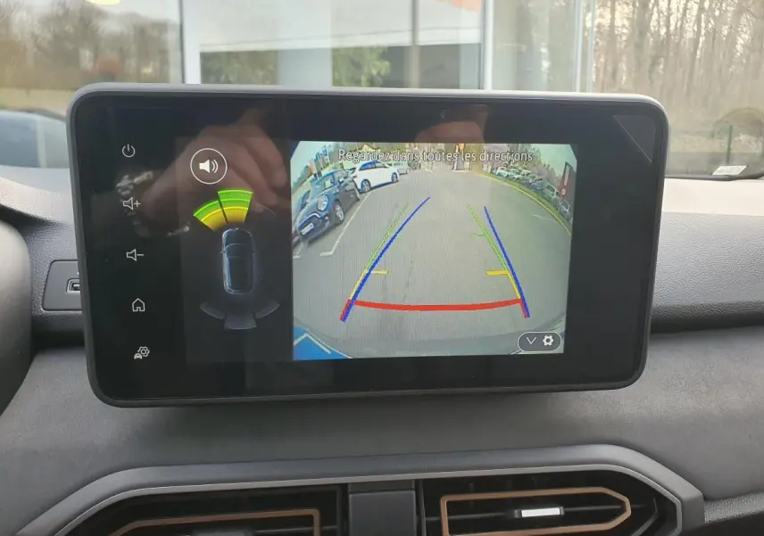 Écran tactile intérieur montrant la caméra de recul et l’aide au stationnement du Dacia Jogger 2026.
